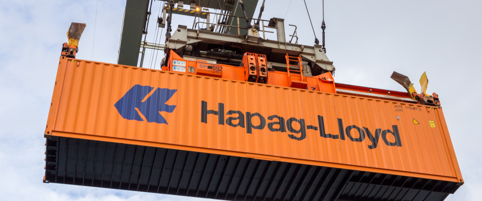 Hapag-Lloyd-Container an einem Kran (Symbolbild).