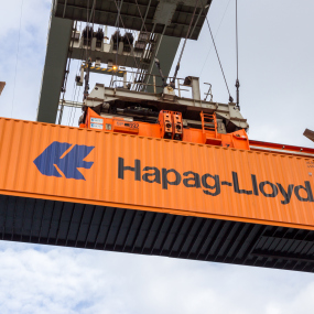 Hapag-Lloyd-Container an einem Kran (Symbolbild).