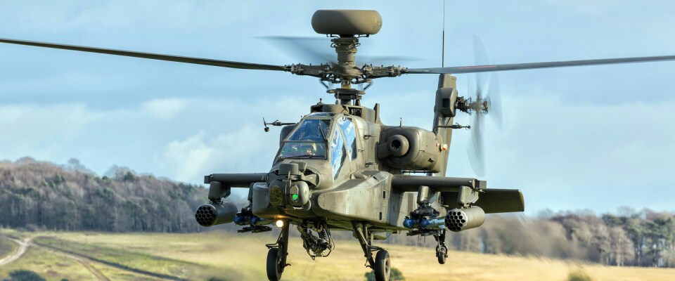 in AH-64 Apache-Kampfhubschrauber, ausgestattet mit fortschrittlicher Sensor- und Verteidigungstechnologie von Hensoldt, während einer Trainingsmission.