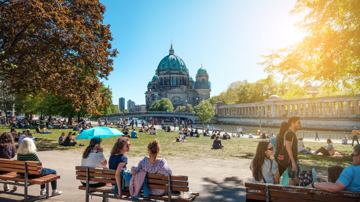 Menschen im öffentlichen Park an einem sonnigen Tag in der Nähe der Museumsinsel und des Berliner Doms
