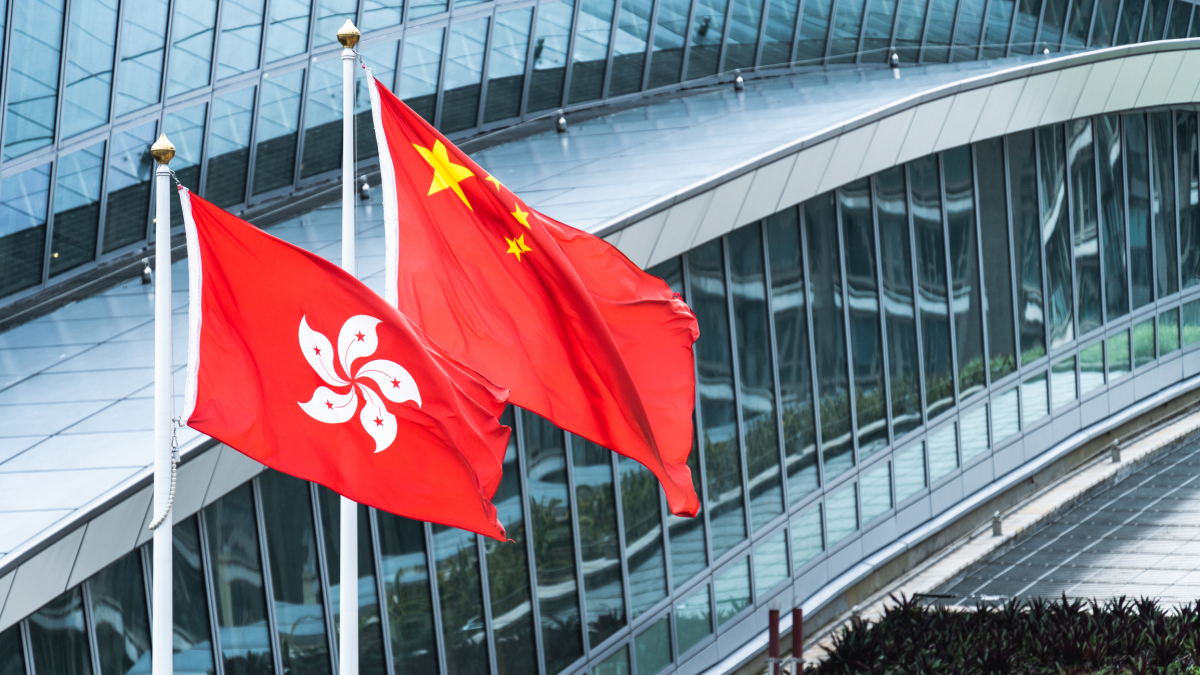 Die Nationalflaggen der Volksrepublik China und seiner Sonderverwaltungsregion Hongkong.