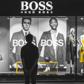 Hugo Boss ist ein renommiertes deutsches Modeunternehmen, das für seine hochwertige Herrenbekleidung und eine Vielzahl von Luxusmodemarken bekannt ist.