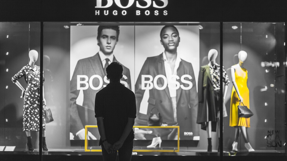 Hugo Boss ist ein renommiertes deutsches Modeunternehmen, das für seine hochwertige Herrenbekleidung und eine Vielzahl von Luxusmodemarken bekannt ist.