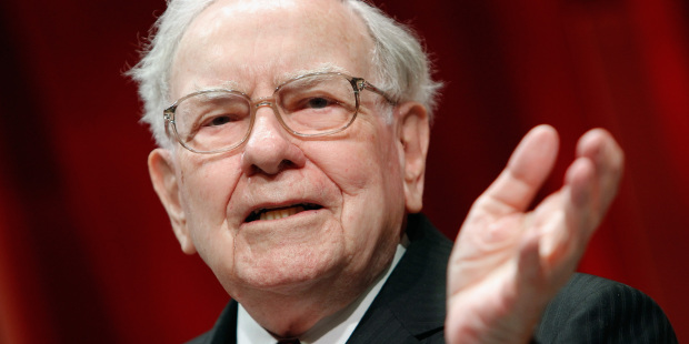 Warren Buffett verringert Apple-Anteile bei Berkshire Hathaway Aktionärstreffen und würdigt Charlie Munger