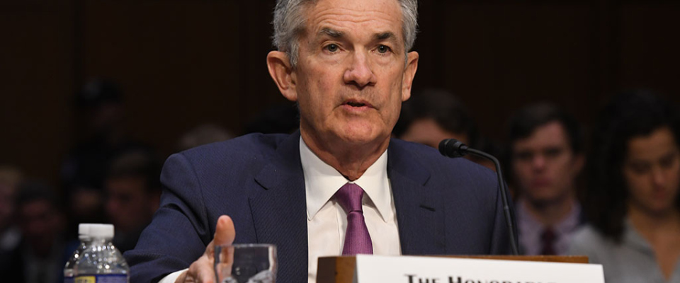 Jerome Powell ist der Vorsitzende der US-amerikanischen Zentralbank Federal Reserve, der für die Überwachung der Geldpolitik der Vereinigten Staaten verantwortlich ist.