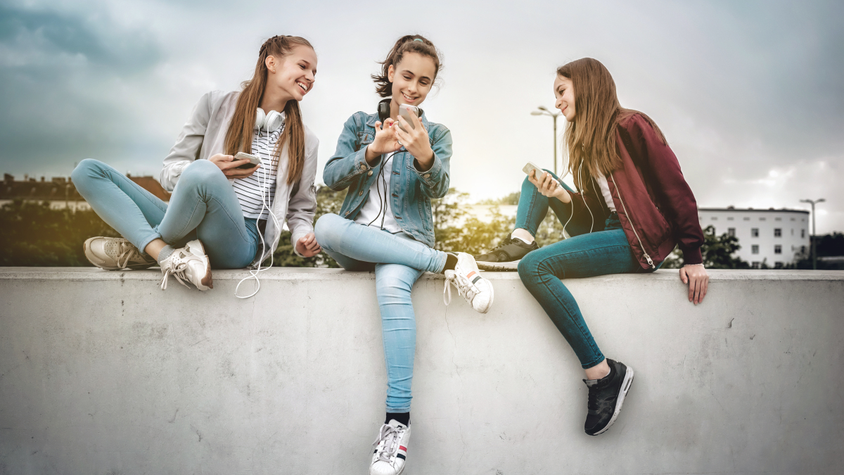 Jugendliche mit Smartphones (Symbolbild).