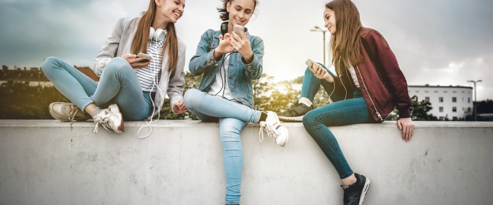Jugendliche mit Smartphones (Symbolbild).