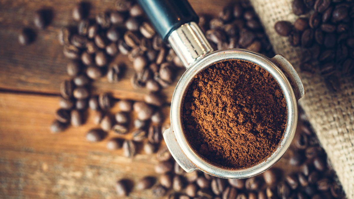 Kaffeepulver im Sieb einer Espressomaschine (Symbolbild).