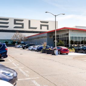 12. April 2019 Fremont / CA / USA - Außenansicht der Tesla-Fabrik in der East San Francisco Bay Area, Kalifornien