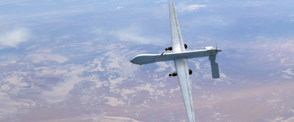 Fortschrittliche Kampfluftfahrzeug-Drohne, die über Wolken fliegt