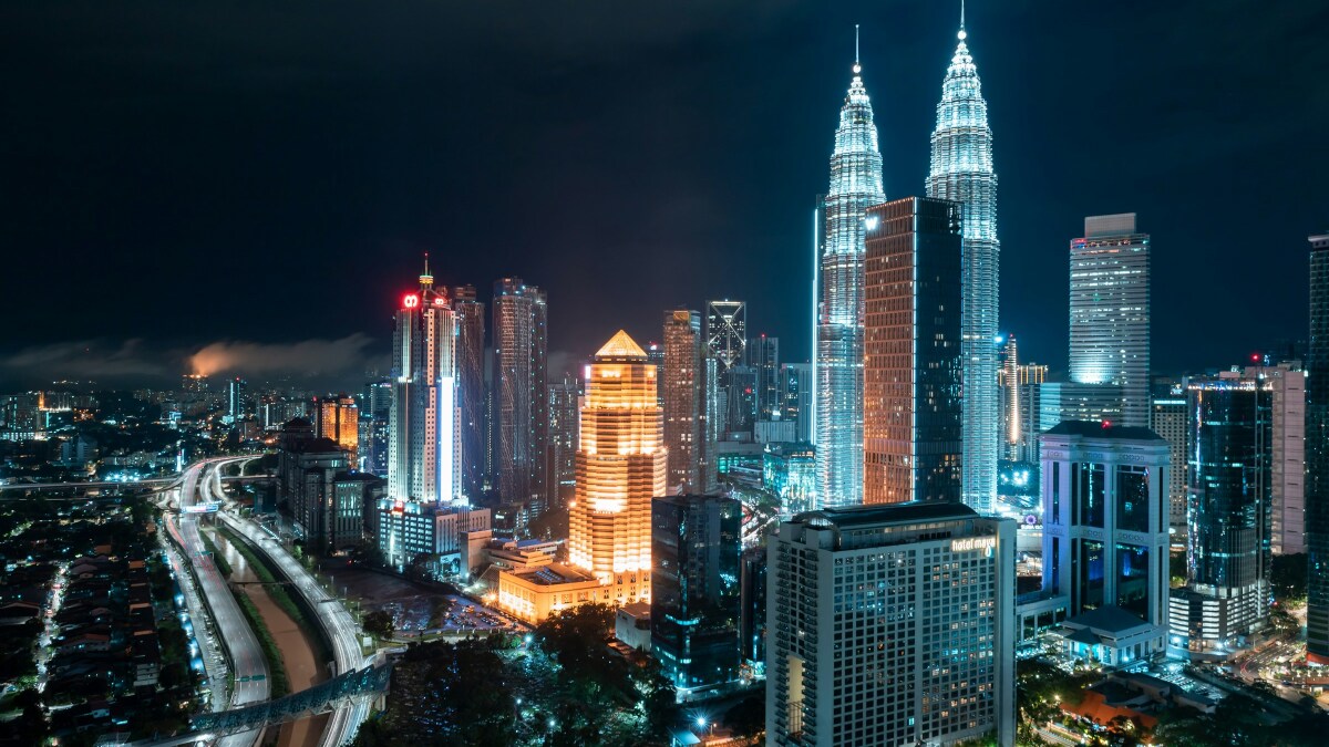 Kuala Lumpur ist die Hauptstadt und größte Stadt Malaysias, bekannt für ihre modernen Wolkenkratzer, vielfältige Kultur und als wichtiges wirtschaftliches und kulturelles Zentrum in Südostasien.
