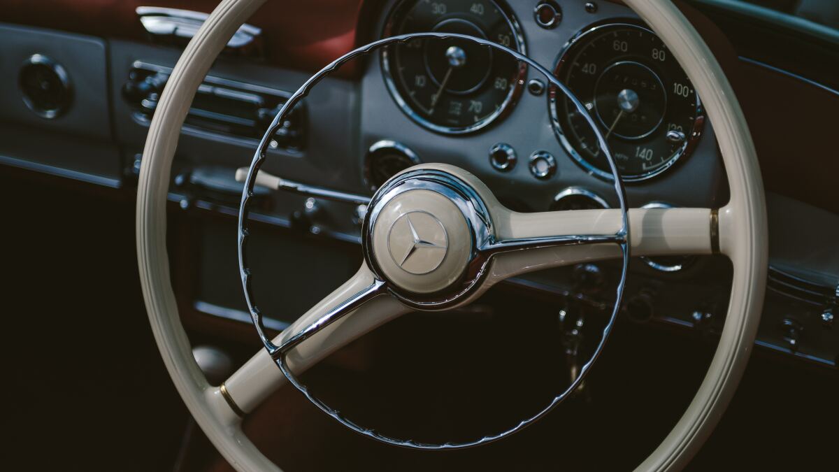 Lenkrad eines alten Mercedes-Benz.