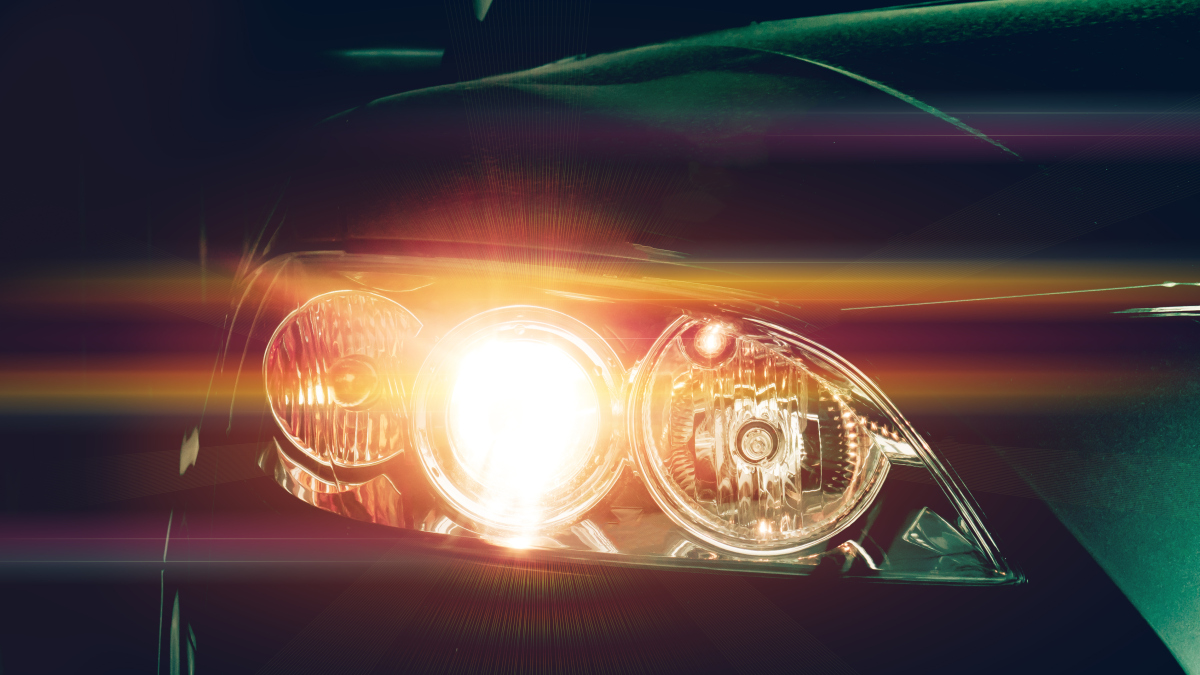 Der leuchtende Scheinwerfer eines Autos. (Symbolbild)