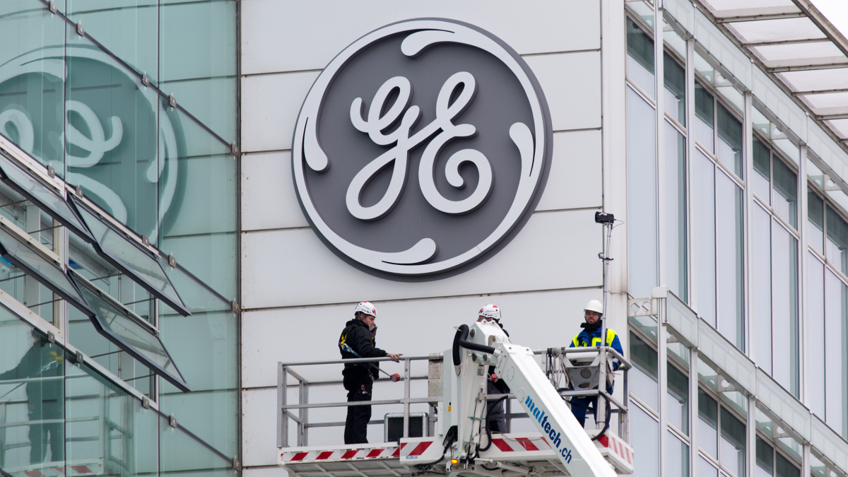 Das Logo von General Electric wird an einem Gebäude angebracht.