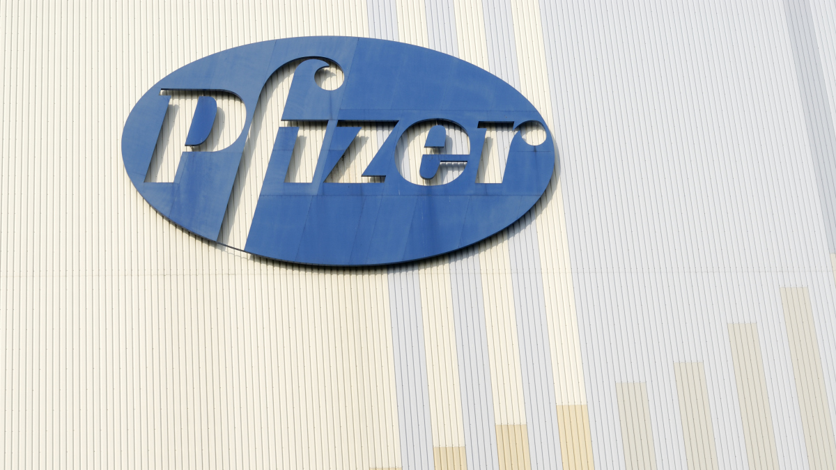 Das Logo von Pfizer an einer Wand.