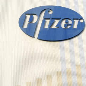 Das Logo von Pfizer an einer Wand.