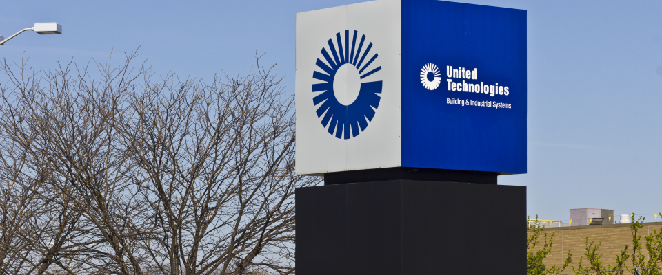 Das Logo von United Technologies vor einer Fabrik in den USA.