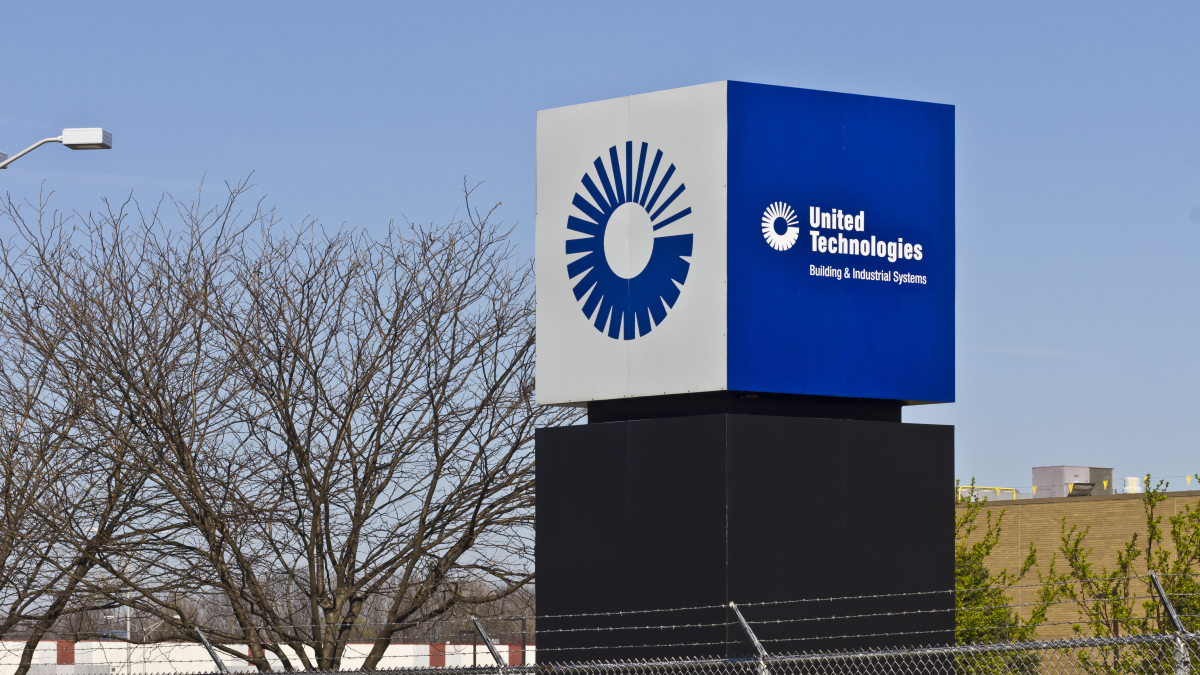 Das Logo von United Technologies vor einer Fabrik in den USA.