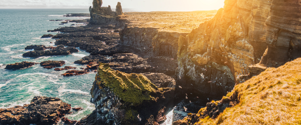 Die Londrangar-Felsen auf Island.