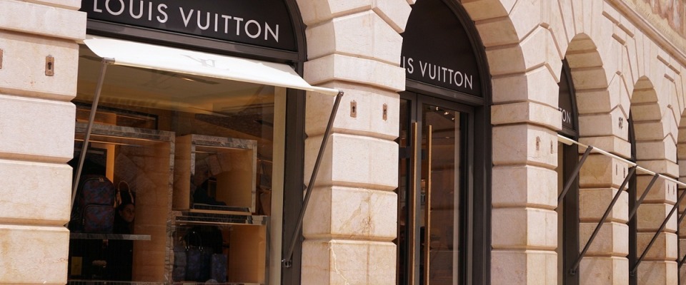 Louis Vuitton ist Teil des LVMH-Konzerns.