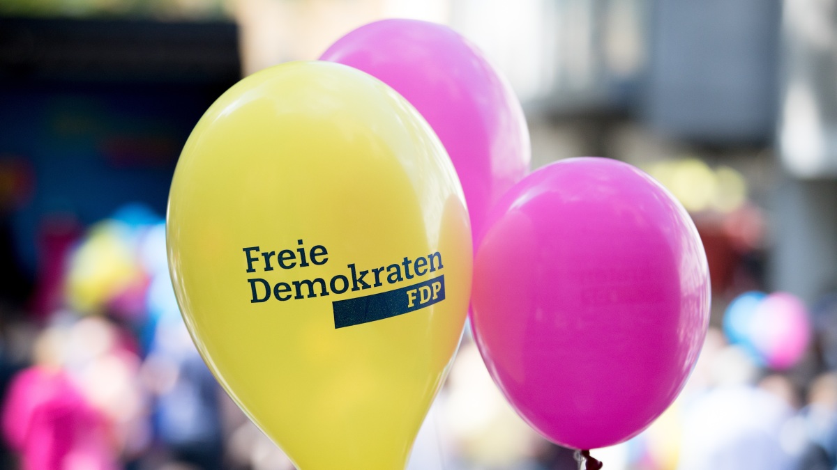 Luftballons mit FDP-Logo.