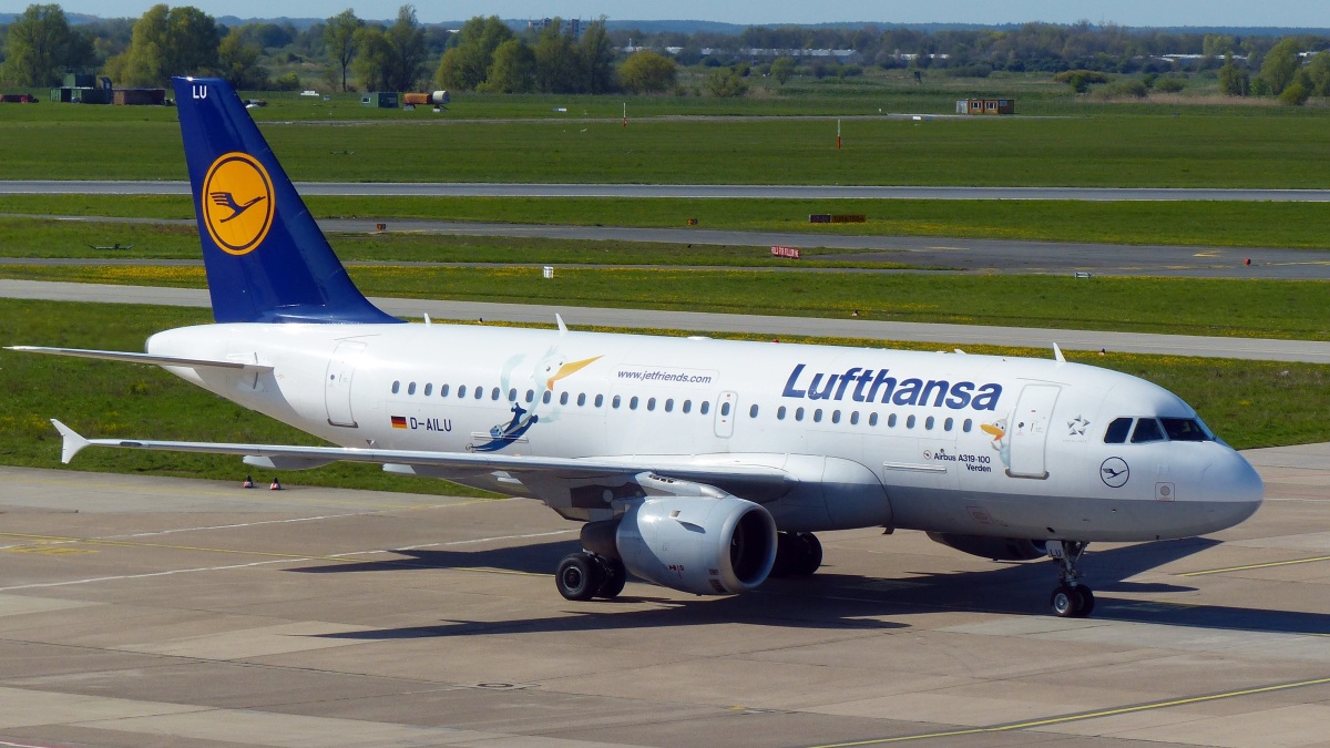 Ein Lufthansa-Airbus am Boden.
