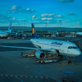 Lufthansa-Flugzeug beim Entladen.