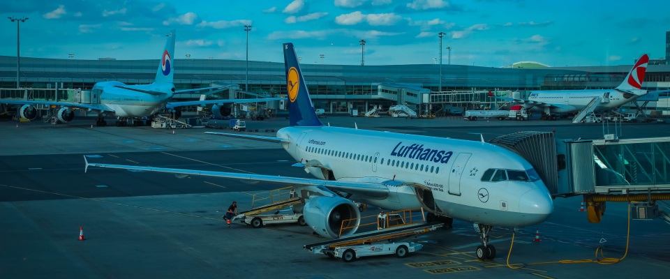 Lufthansa-Flugzeug beim Entladen.