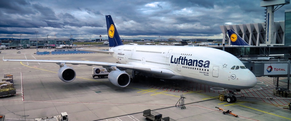 Ein Jet der Lufthansa am Boden.
