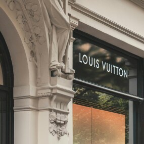 LVMH (Moët Hennessy Louis Vuitton) ist ein global führender französischer Luxusonzern, der in den Bereichen Mode, Lederwaren, Parfüm, Kosmetik, Uhren, Schmuck sowie Wein und Spirituosen tätig ist.