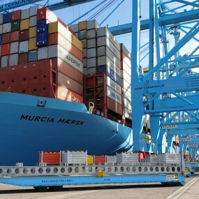 Ein Containerschiff von Maersk einem globalen Logistikunternehmen mit Sitz in Dänemark.