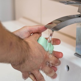 Mann beim Händewaschen (Symbolbild). 