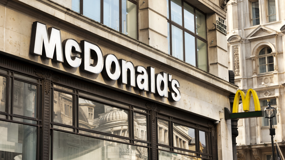 Der McDonalds-Schriftzug über einer Filiale in London.