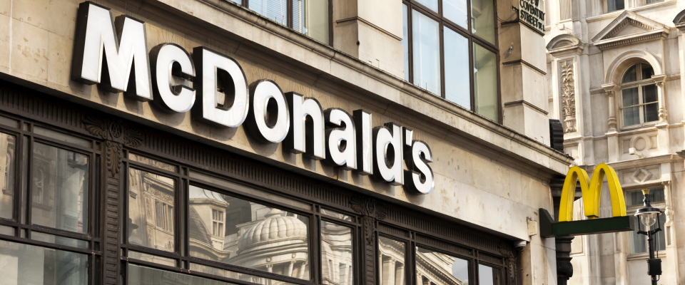 Der McDonalds-Schriftzug über einer Filiale in London.