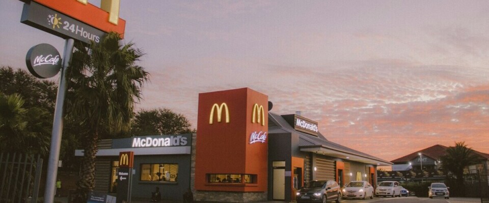 McDonald's ist eine weltweit verbreitete Schnellrestaurantkette, die für ihre Hamburger, Pommes frites und Fast-Food-Gerichte bekannt ist.