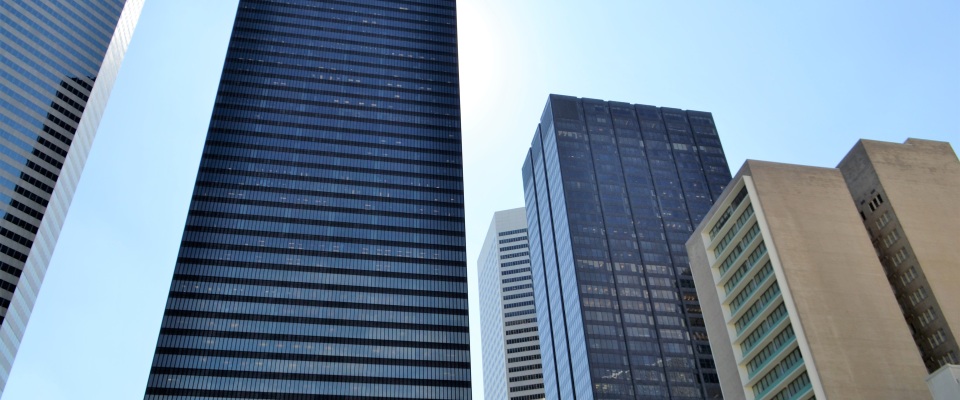 Mehrere Bürogebäude nebeneinander. (Symbolfoto)