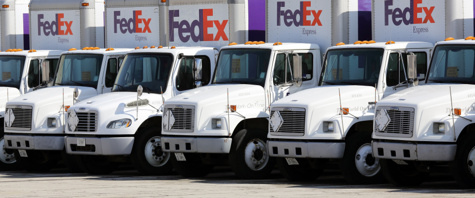 Mehrere FedEx-LKWs.
