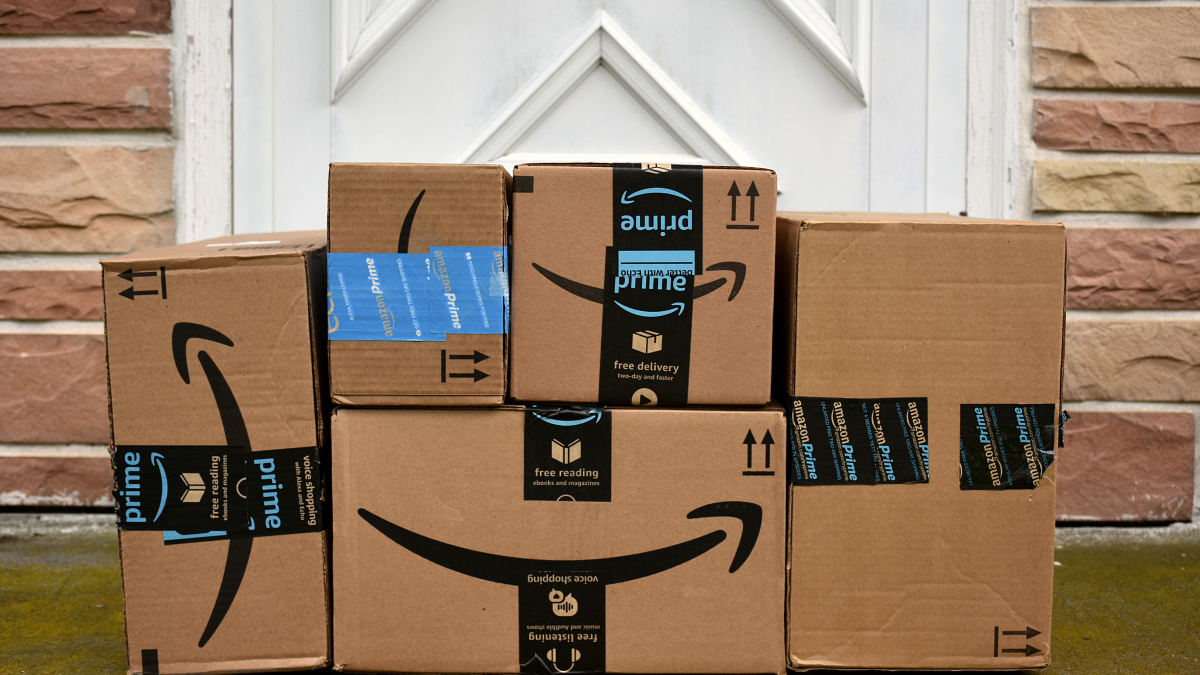 Mehrere Pakete des Versandhändlers Amazon.