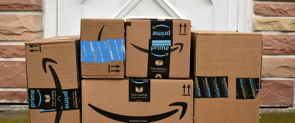 Mehrere Pakete des Versandhändlers Amazon.
