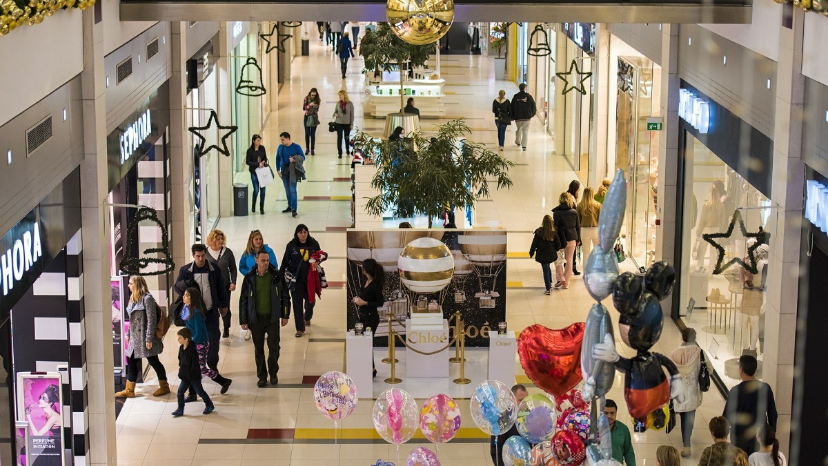 Menschen in einem Einkaufszentrum (Symbolbild).