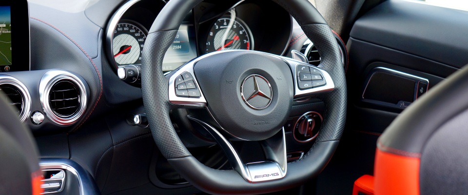 Das Cockpit eines Mercedes-AMG. Die Mercedes-AMG GmbH ist die Daimler-Tochter für High-Performance-Fahrzeuge.