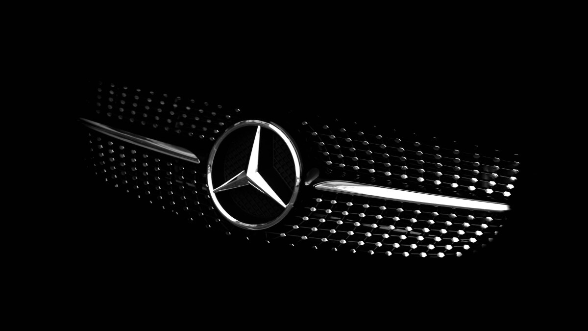 Mercedes-Benz ist ein weltweit bekannter deutscher Automobilhersteller, der für seine hochwertigen Personenwagen, Sportwagen, Lkw und Busse bekannt ist.