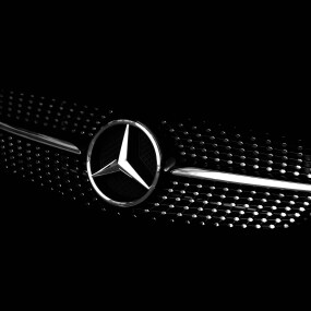 Mercedes-Benz ist ein weltweit bekannter deutscher Automobilhersteller, der für seine hochwertigen Personenwagen, Sportwagen, Lkw und Busse bekannt ist.