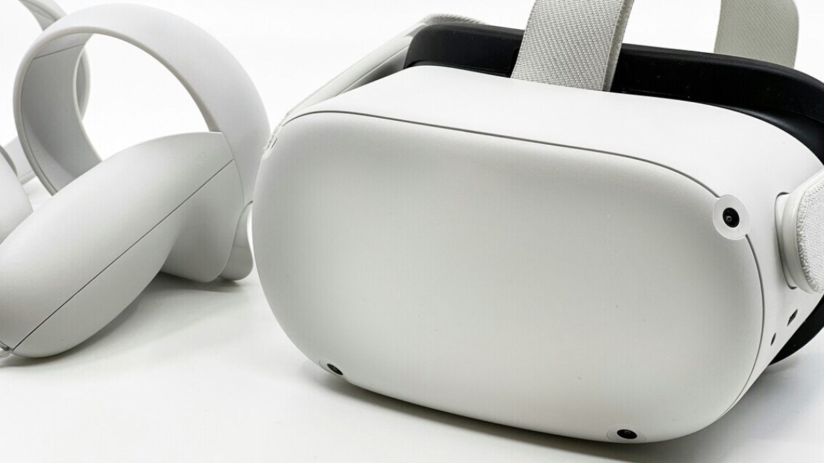 Die Meta Quest 2 ist eine All-in-One-Virtual-Reality-Brille, die hochwertige VR-Erlebnisse ohne externe Verkabelung bietet.