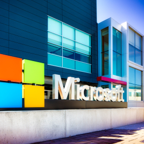 Microsoft-Schriftzug vor dem Campus-Eingang im Silicon Valley.