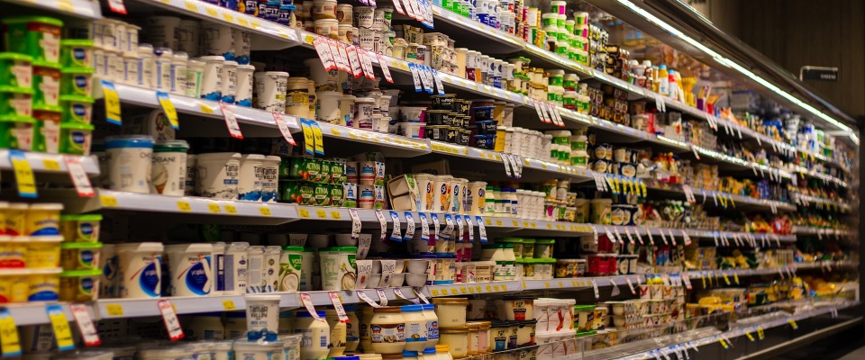 Milchprodukte in einem Supermarktregal (Symbolbild).