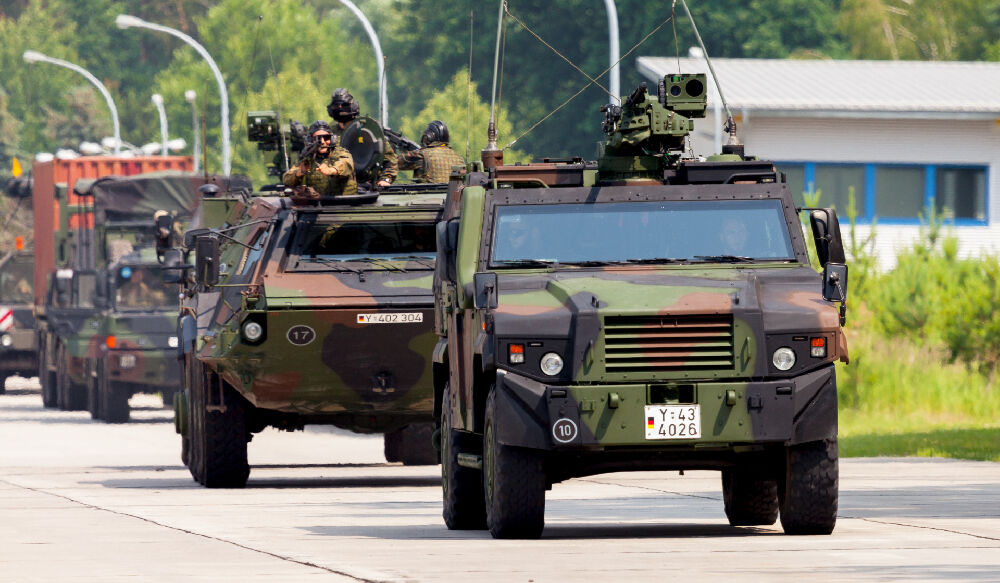 Deutsche Militärfahrzeuge in einem Konvoi. (Symbolfoto)