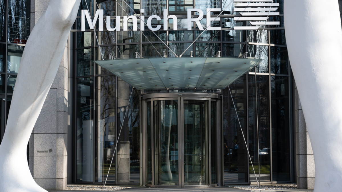 München, Deutschland - 6. März 2022: Der Eingang zum Gebäude von Munich Re (Münchener Rück) an der Leopoldstraße.