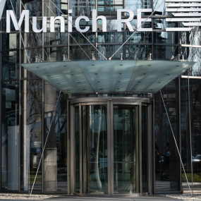 München, Deutschland - 6. März 2022: Der Eingang zum Gebäude von Munich Re (Münchener Rück) an der Leopoldstraße.