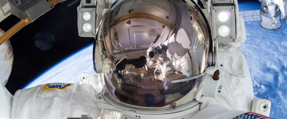 US-Astronaut Terry Virts bereitet bei einem Weltraumspaziergang die ISS auf kommende Raumfahrzeuge vor.